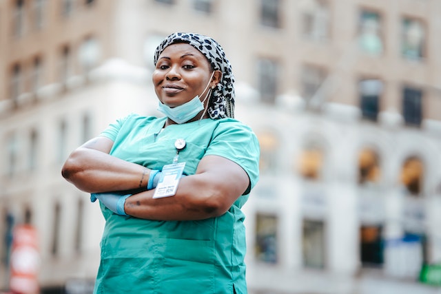 Mujer sonriendo con traje de enfermera